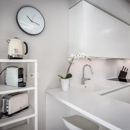 Front Line In The Edge With Sea Views Апартаменти *