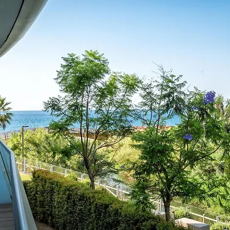 Апартаменти Front Line In The Edge With Sea Views *