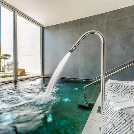 Front Line In The Edge With Sea Views *