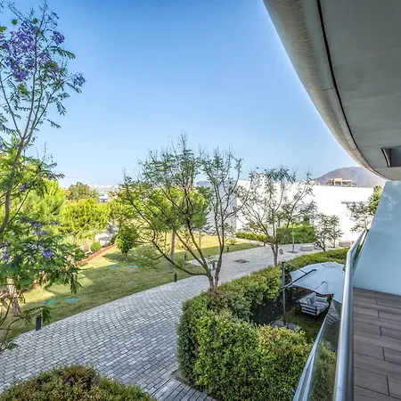 Front Line In The Edge With Sea Views *