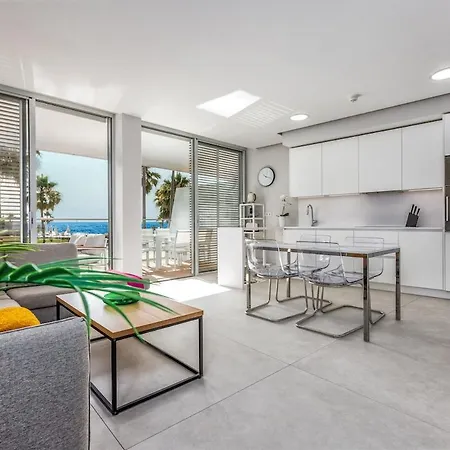 Front Line In The Edge With Sea Views Lejlighed