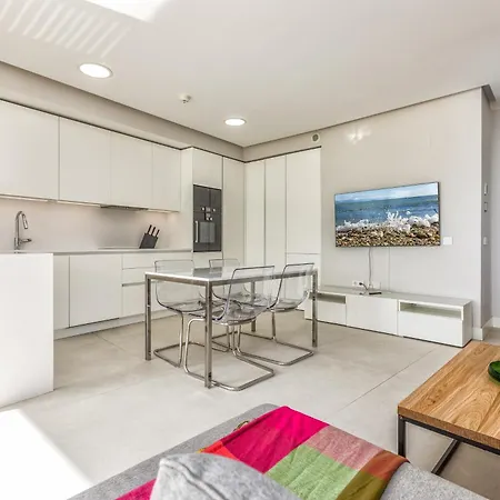 Front Line In The Edge With Sea Views *