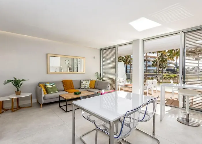 Апартаменты Front Line In The Edge With Sea Views