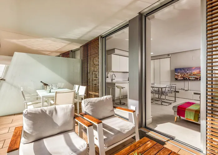 Front Line In The Edge With Sea Views