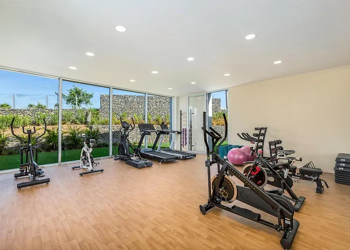 Front Line In The Edge With Sea Views *