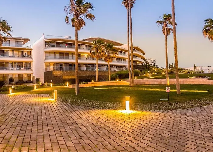 Front Line In The Edge With Sea Views