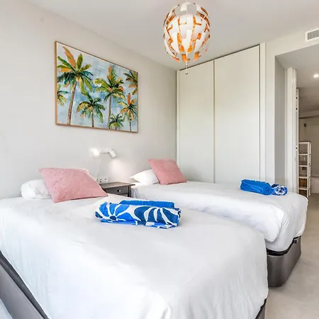 Front Line In The Edge With Sea Views *