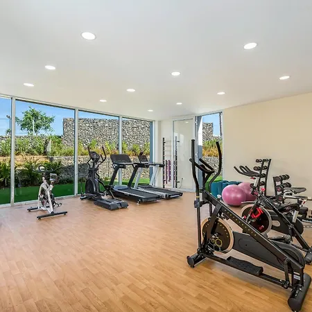 Front Line In The Edge With Sea Views *