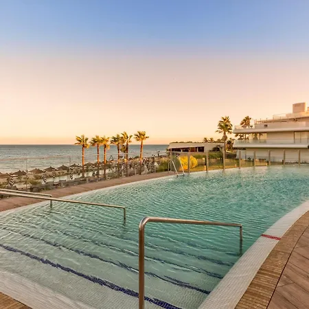 Апартаменты Front Line In The Edge With Sea Views