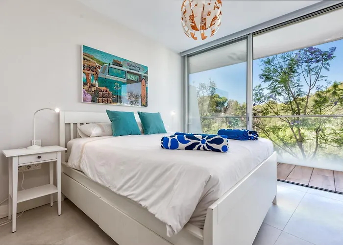 Front Line In The Edge With Sea Views *