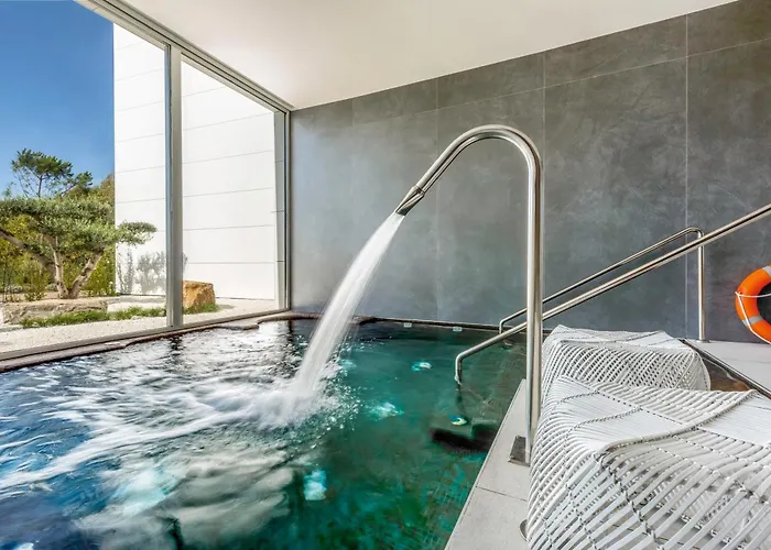 Front Line In The Edge With Sea Views *