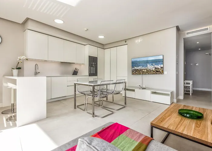 Front Line In The Edge With Sea Views *