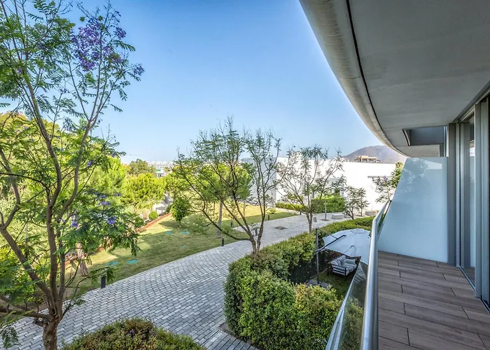 Front Line In The Edge With Sea Views *